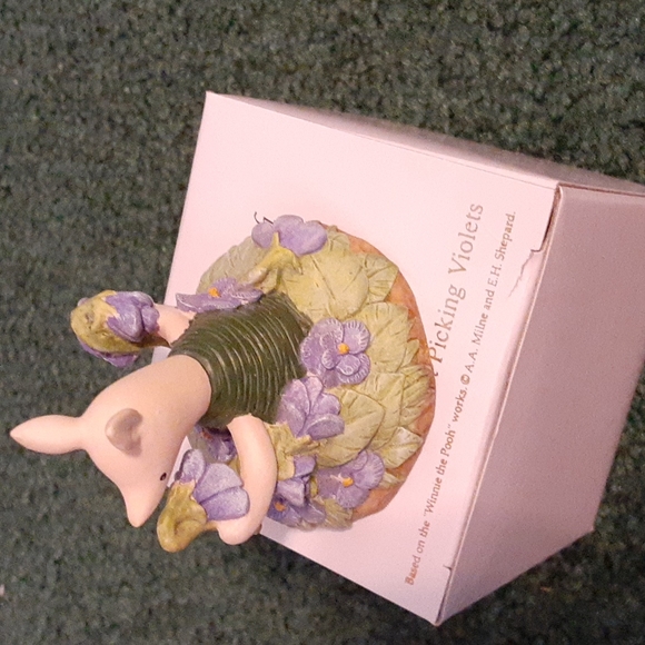 Piglet picking Violets thimble - Picture 2 of 4